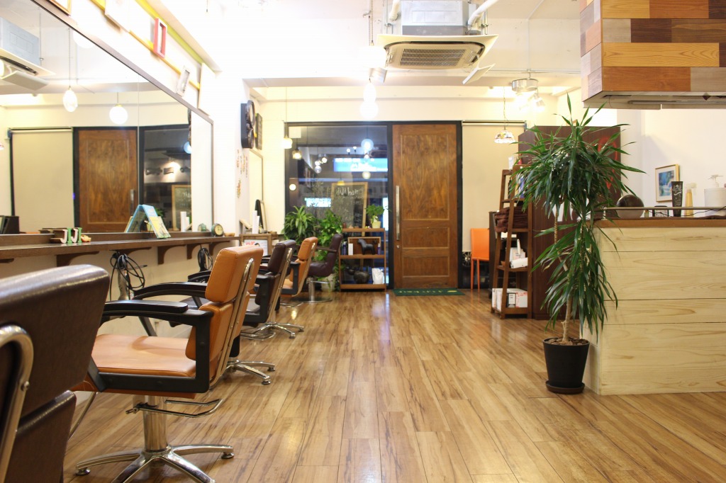 SALON GALLERY